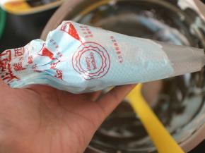 将混合好的蓝色蛋白霜也装进裱花袋