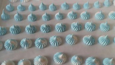 后挤入烤盘即可，我用的是曲奇花嘴。