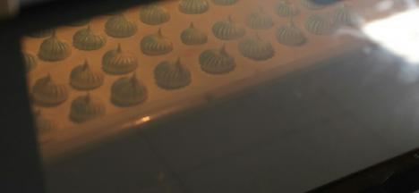 送入烤箱中层！热风模式，上下火88度烤一小时零八分