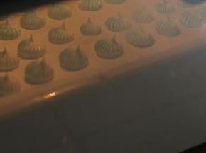 送入烤箱中层！热风模式，上下火88度烤一小时零八分