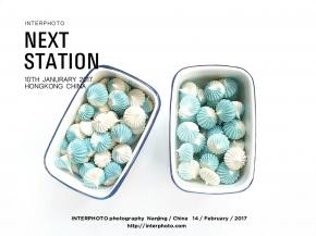 烤好的蛋白糖凉却后很容易从油纸上拿下来！