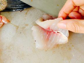 将鱼去头，剔大骨，鱼片削薄片