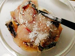 将蛋清，地瓜干粉加入鱼片，拌匀