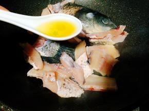 起油锅，将鱼头，鱼尾，鱼骨，稍微煎下，淋上料酒