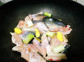 加入葱头，姜片，