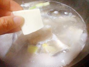 大火煮开后加入千页豆腐