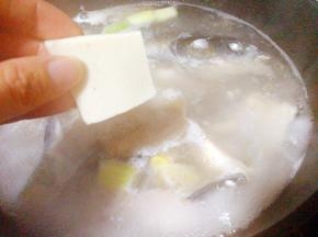 大火煮开后加入千页豆腐