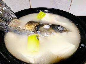 将鱼转入酒精煲里