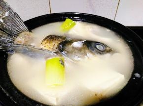 将鱼转入酒精煲里