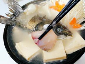 煮开后将腌好的鱼片，一片片夹入