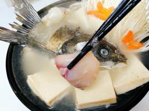 煮开后将腌好的鱼片，一片片夹入