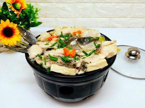 过年少不了鱼，这样端一锅上桌，绝对受欢迎，鱼肉特别嫩滑