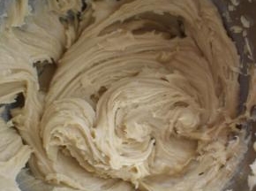 将白豆沙加蛋黄用电动打蛋器混合均匀