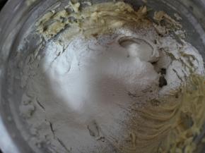 然后加入杏仁粉，继续用电动打蛋器混合均匀