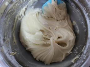 接着加入牛奶，用电动打蛋器混合均匀！混合好的状态如图，很顺滑！然后在将其一分为两份，因为我们要做两种口味的