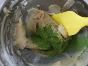 其中一份加入抹茶粉