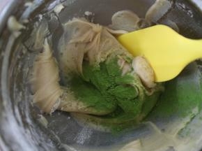 其中一份加入抹茶粉