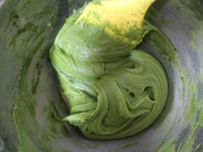 用刮刀混合均匀