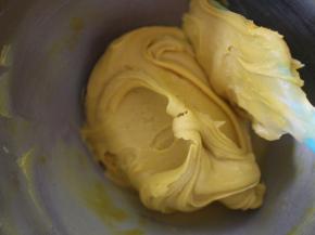 用刮刀混合均匀，混合均匀后的状态是非常顺滑柔软的