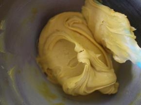 用刮刀混合均匀，混合均匀后的状态是非常顺滑柔软的