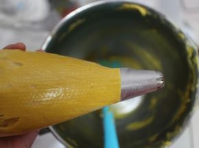 同样将其装进裱花袋内