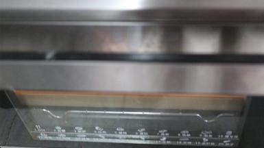 送入烤箱中层！上下火160度烤20分钟左右！温度仅供参考，毕竟每家烤箱温差不一样，如果你家烤箱有热风模式，那么最好用热风模式烤！还有如果你家烤箱下火温度偏的较高，那么你可以和我一样豆沙酥烤盘下在插放一个烤盘，这样会好很多哦