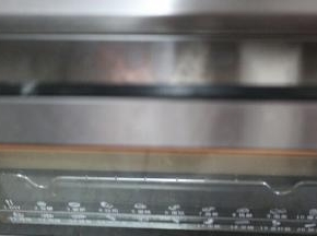 送入烤箱中层！上下火160度烤20分钟左右！温度仅供参考，毕竟每家烤箱温差不一样，如果你家烤箱有热风模式，那么最好用热风模式烤！还有如果你家烤箱下火温度偏的较高，那么你可以和我一样豆沙酥烤盘下在插放一个烤盘，这样会好很多哦