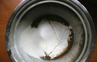 将蛋黄、水、低筋面粉、玉米油一起倒入盆子里！低筋面粉最好提前过筛一下