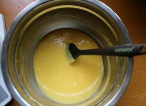 用电动打蛋器低速混合均匀即可