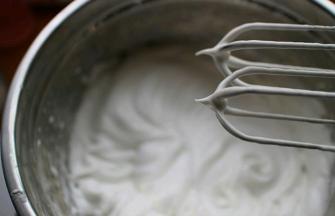 细砂糖分三次加入打蛋盆子里，最后一次与玉米淀粉一起加入进去，打到硬性发泡即可！