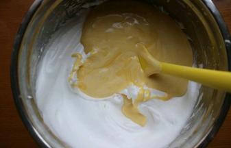 混合好后，整个倒入剩余的蛋白霜盆子里，继续用翻伴的手法混合均匀！