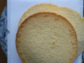 烤好的蛋糕 取出倒扣晾凉后，取出切成三片