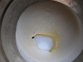 330克淡奶油加入28克细砂糖和两滴粉色色素