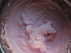 用电动打蛋器打到八分发状态即可