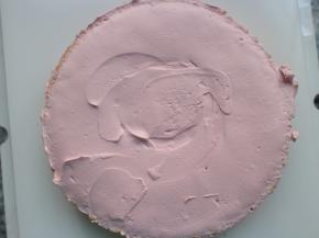 取一个蛋糕片放在转台上，在上面先抹上一层奶油