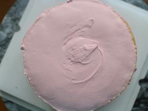 然后盖上第二片蛋糕片，在抹上一层奶油