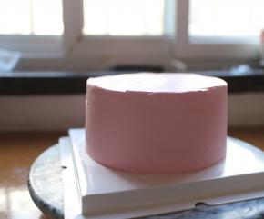 然后用刮刀抹平，抹平后送入冰箱冷藏定型