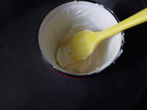 这个时候我们来做芝士淋面！先将奶油奶酪加糖粉一起隔热水搅拌至非常顺滑的状态！