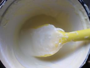 然后在加入45克奶油进去，混合均匀，混合到看不见小颗粒即可！