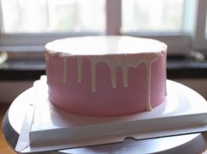 取出抹好的蛋糕，将芝士淋面淋在蛋糕表面即可