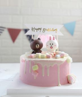 最后将卡通玩偶和棉花糖随意摆放在上面即可！简单又好看