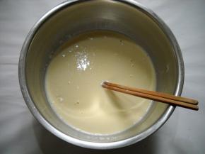 将面粉、牛奶、鸡蛋、盐、橄榄油倒入料理盆，搅拌均匀，成比牛奶略微浓稠的稀面糊。