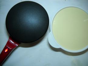 电饼铛预热；面糊倒入专用盘中备用。