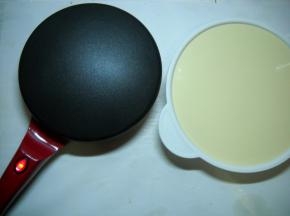 电饼铛预热；面糊倒入专用盘中备用。