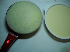 翻转，注意观察饼皮的变化。