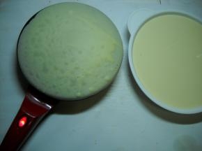 翻转，注意观察饼皮的变化。