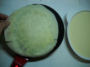 饼皮边缘微黄，轻轻揭起码放入盘中。