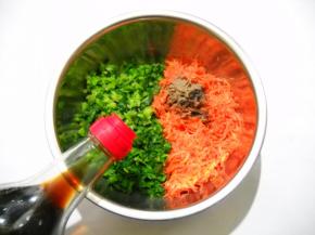 胡萝卜洗净擦成细丝，芹菜洗净切成细粒，加入橄榄油、黑胡椒粉、生抽拌匀成馅。