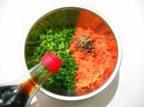 胡萝卜洗净擦成细丝，芹菜洗净切成细粒，加入橄榄油、黑胡椒粉、生抽拌匀成馅。