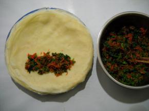 馅料放在饼皮中。